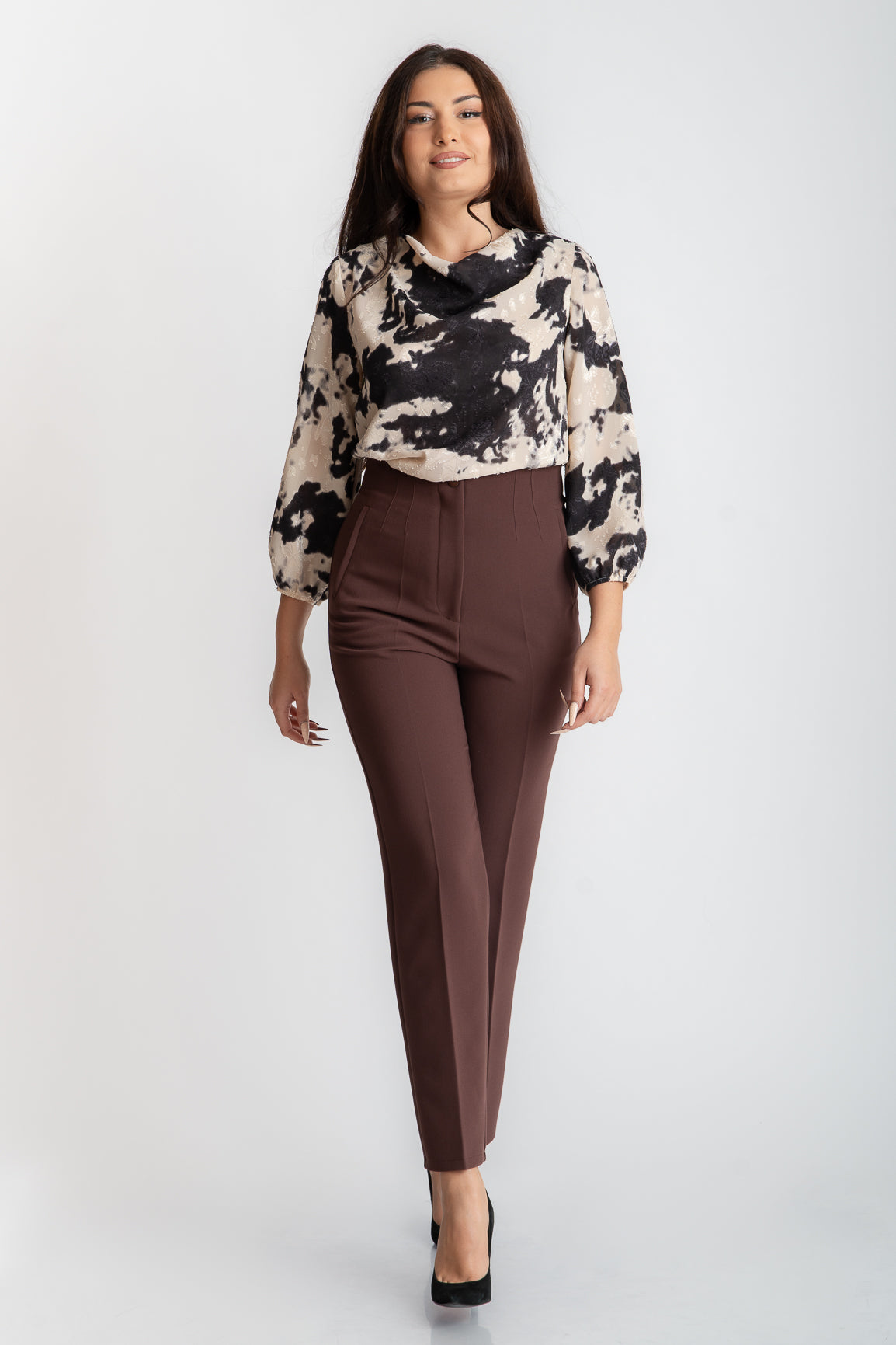 Pantaloni conici cu talia inalta, maro
