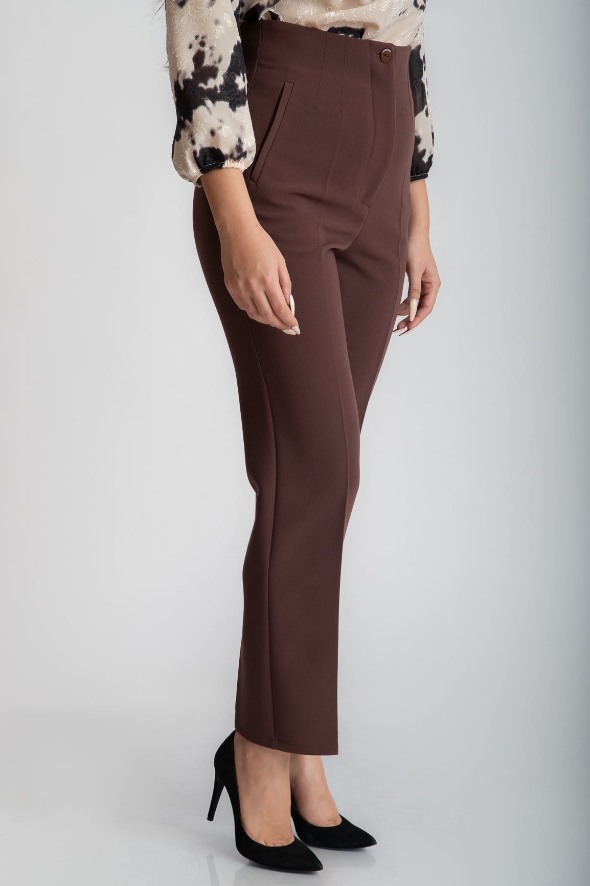 Pantaloni conici cu talia inalta, maro