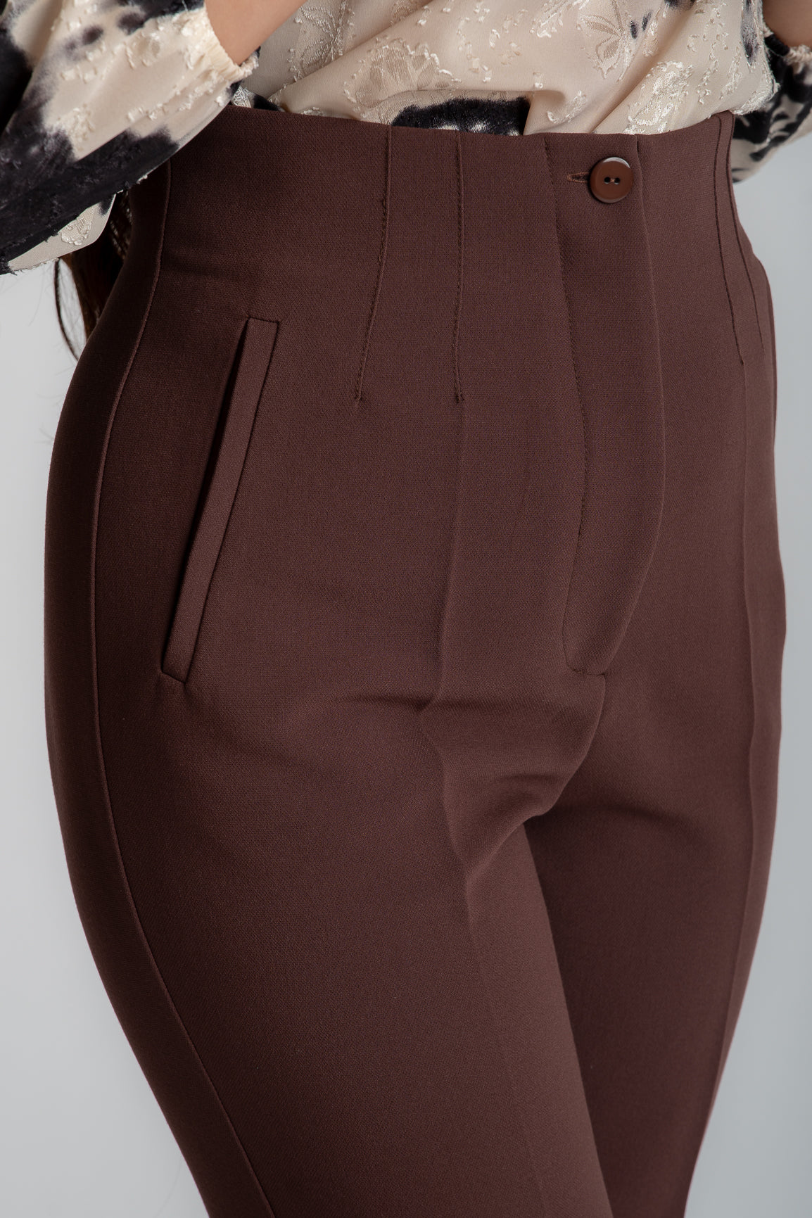 Pantaloni conici cu talia inalta, maro