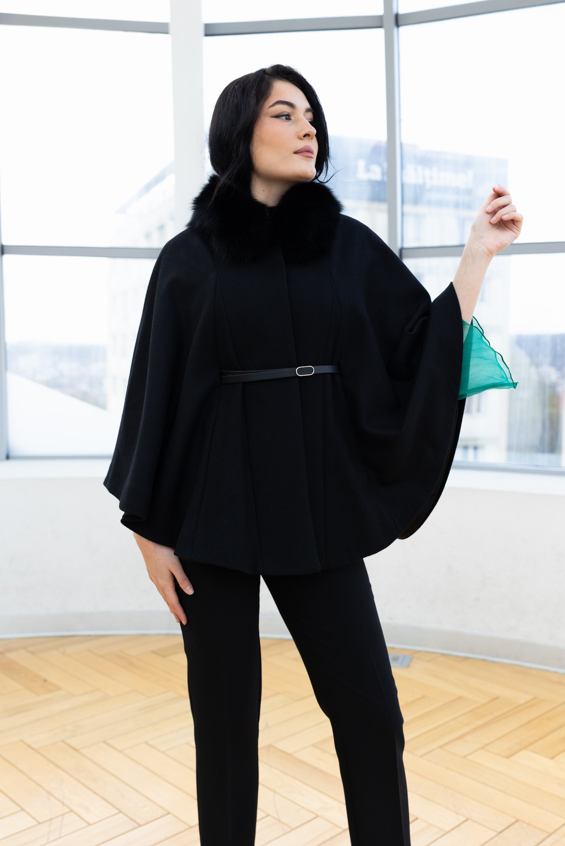 Capa cu guler de blana, neagra