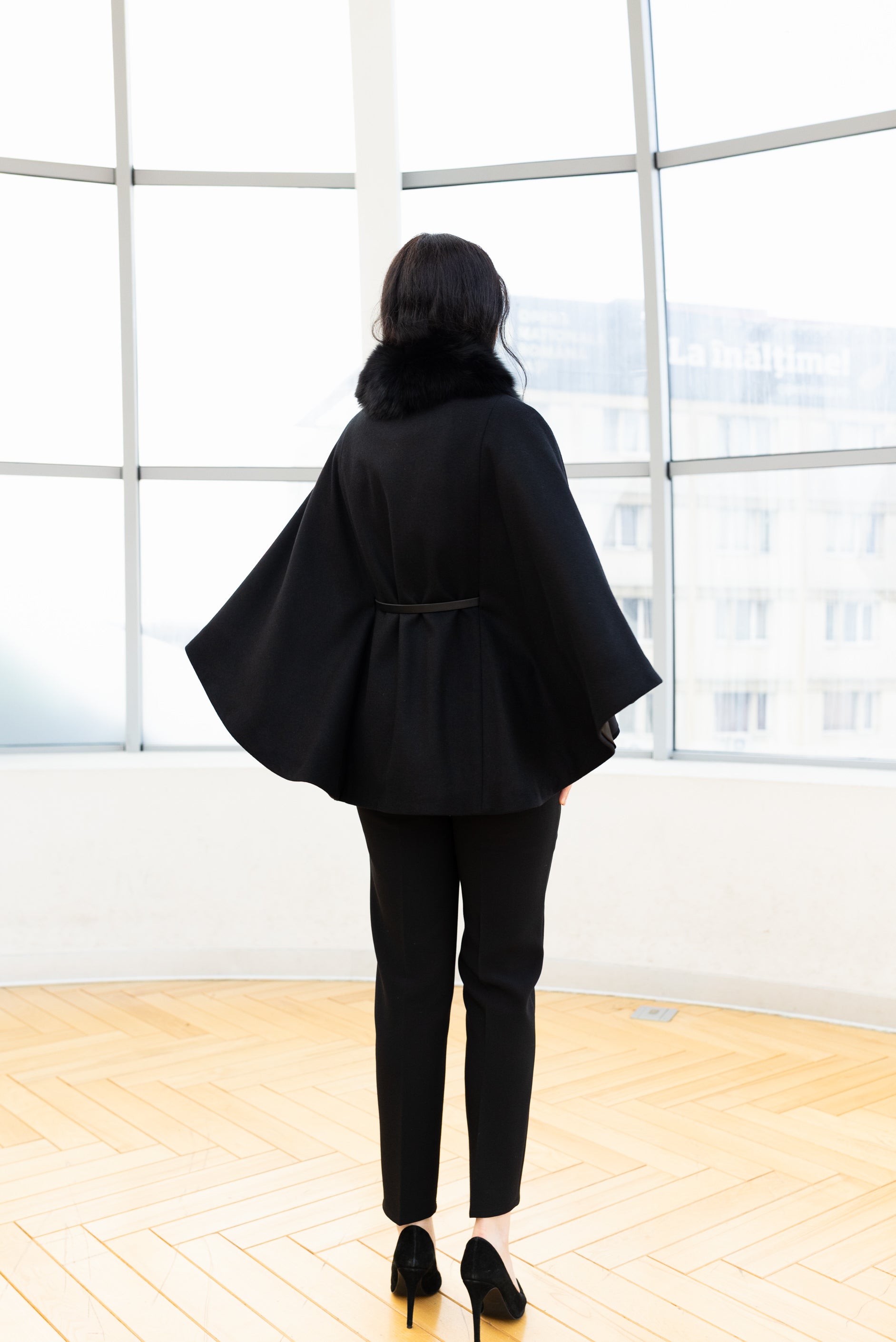 Capa cu guler de blana, neagra