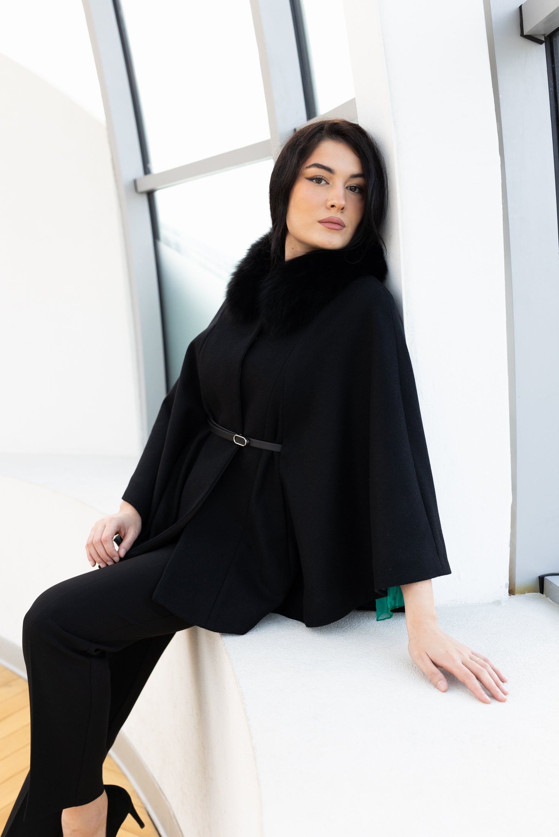 Capa cu guler de blana, neagra