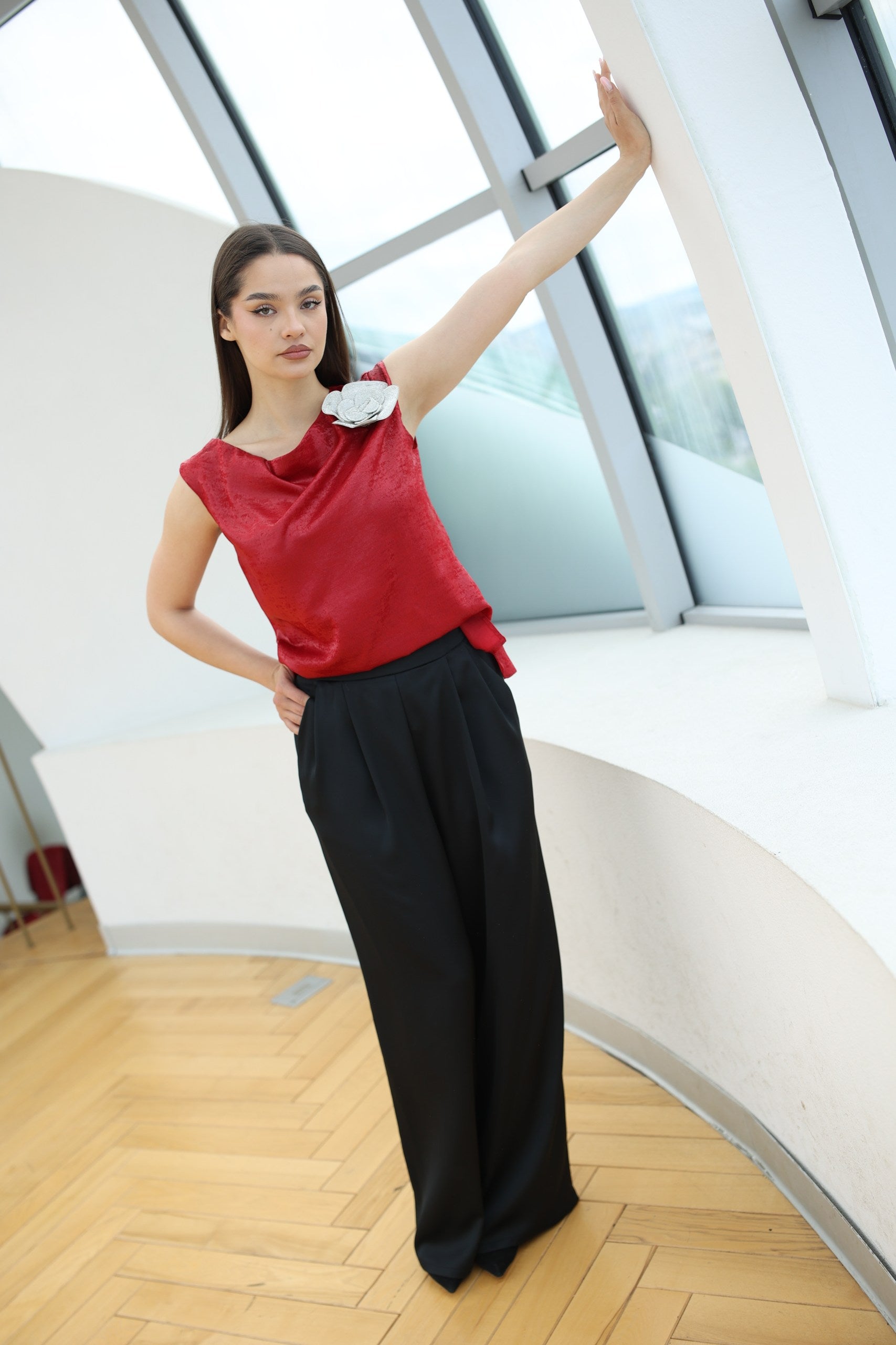 Pantaloni_din_satin_negri.jpg
