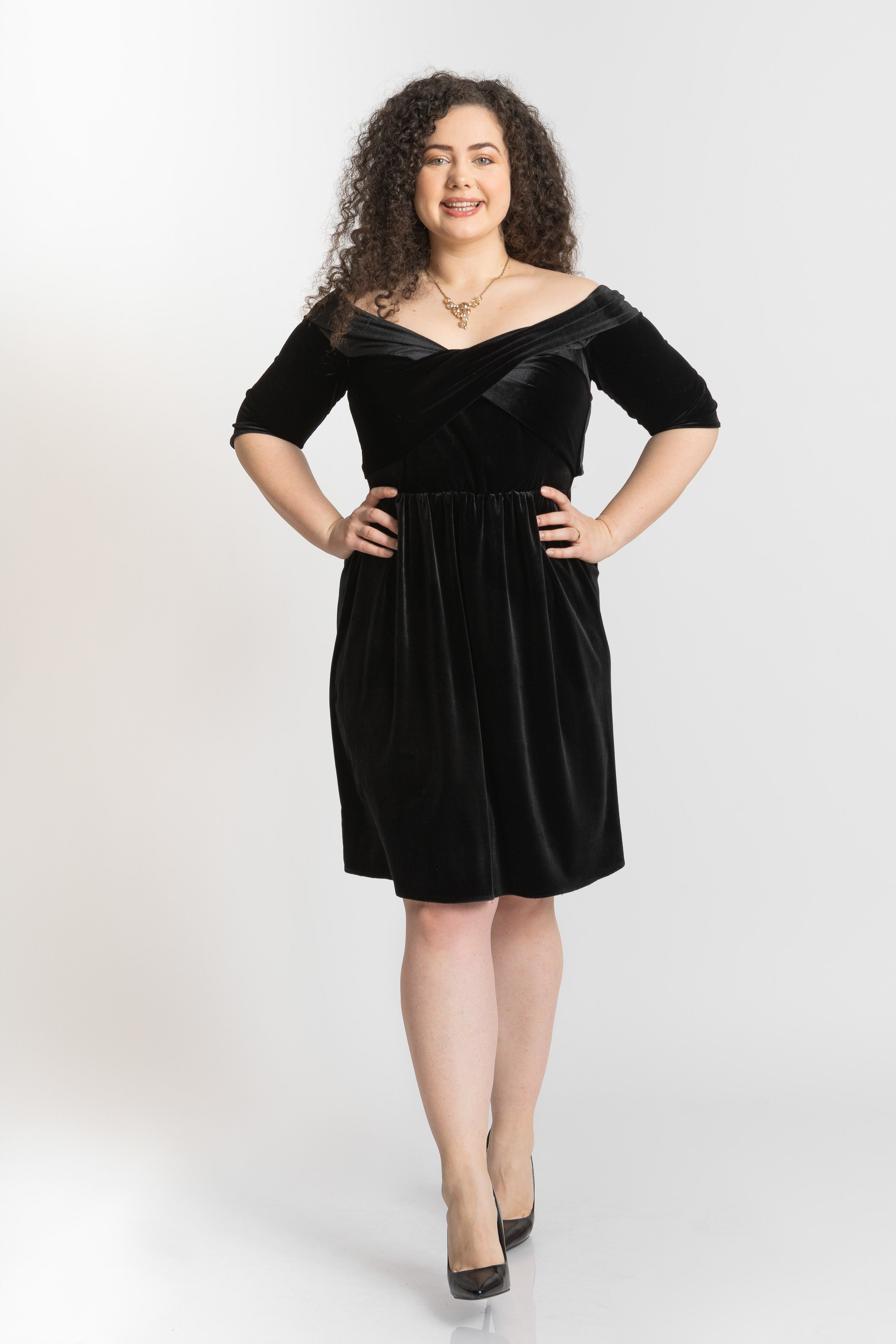 Rochie cu umeri goi, neagra