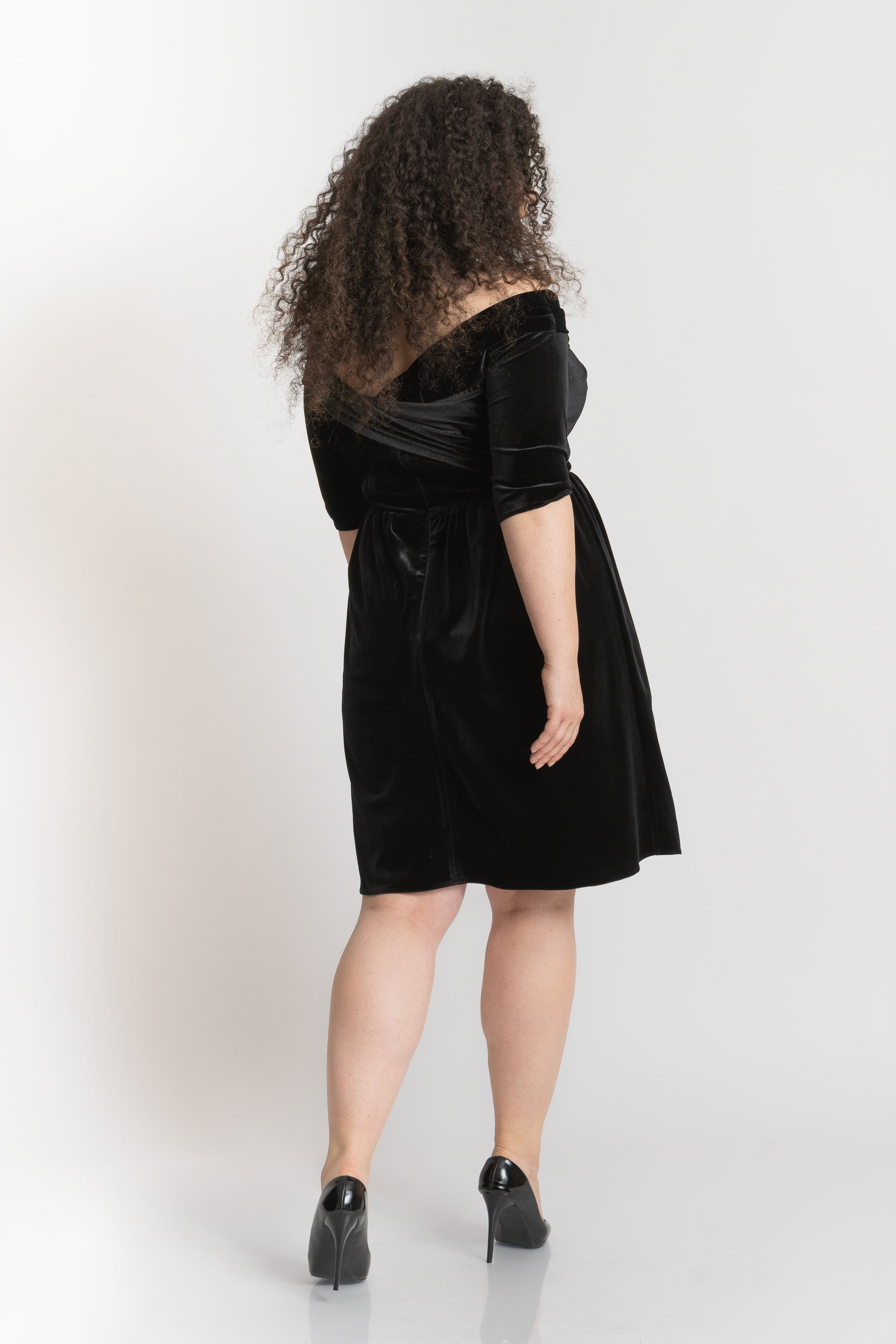 Rochie cu umeri goi, neagra