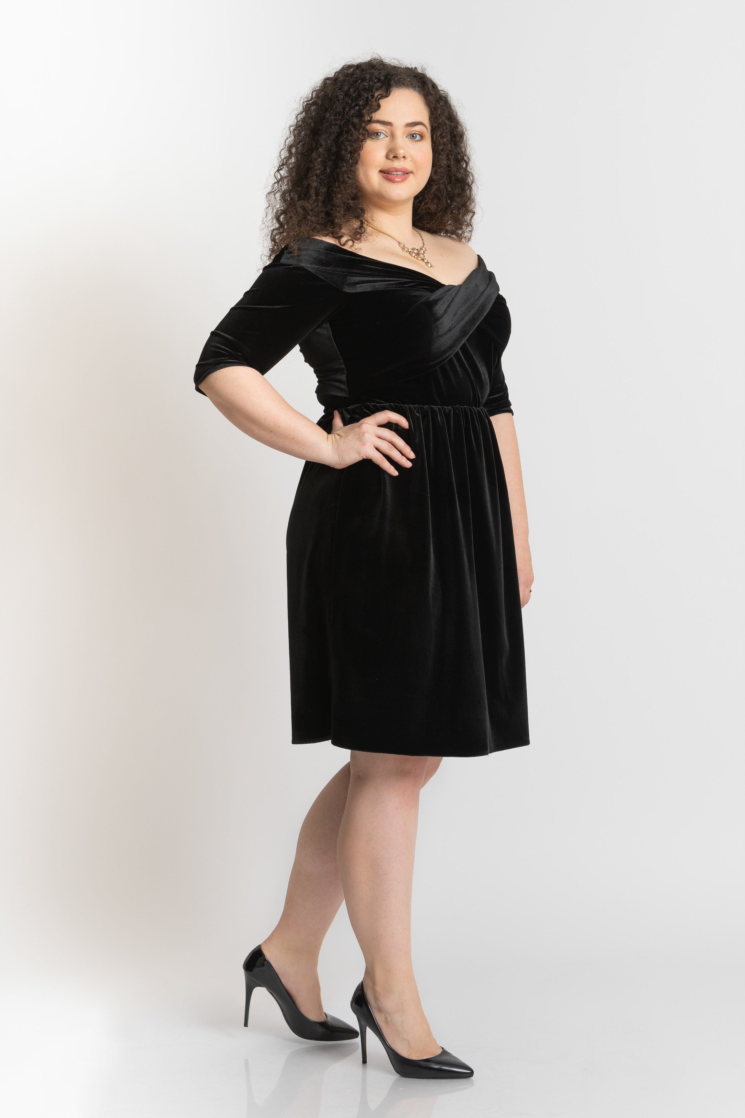 Rochie cu umeri goi, neagra