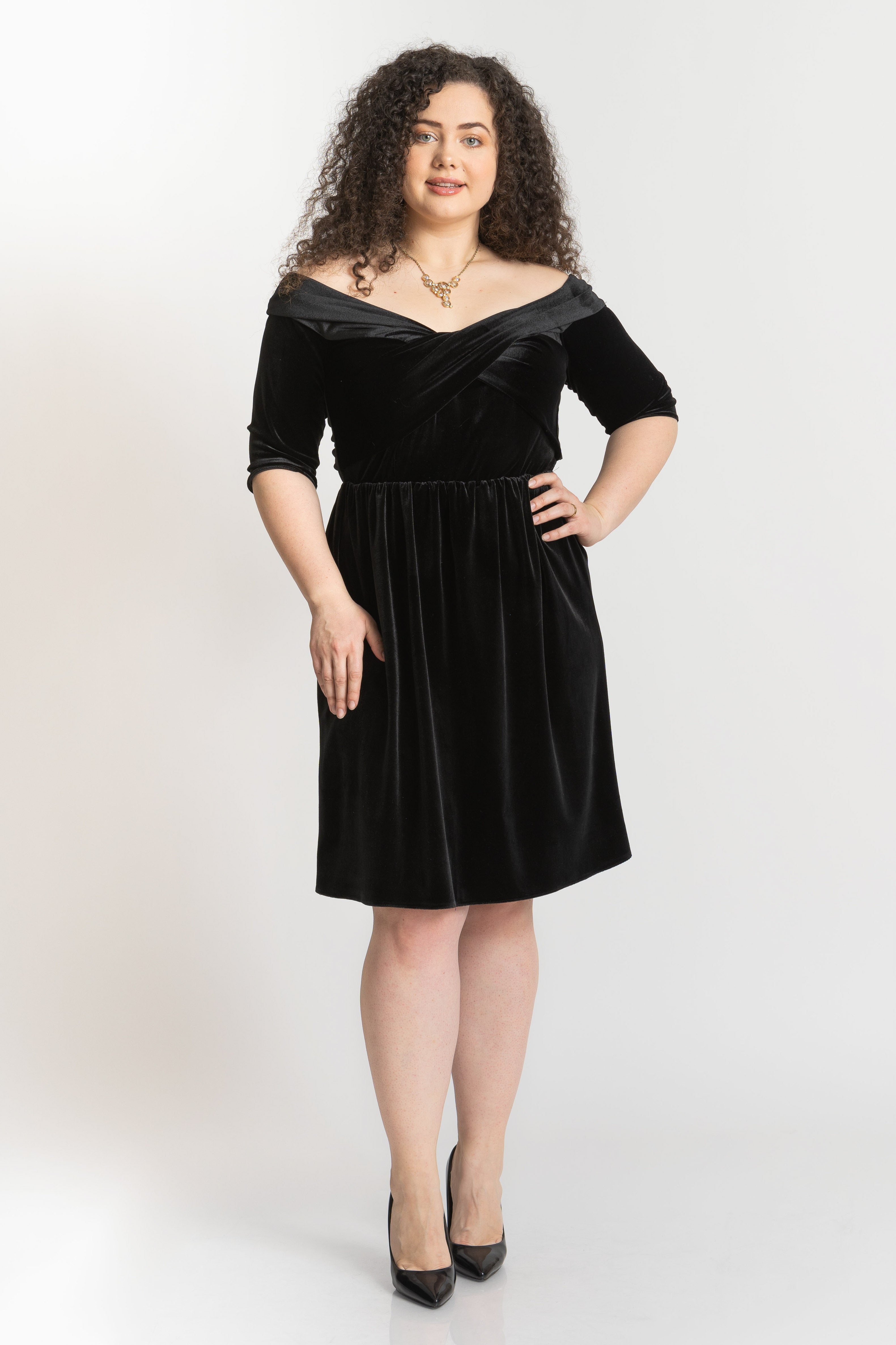Rochie cu umeri goi, neagra