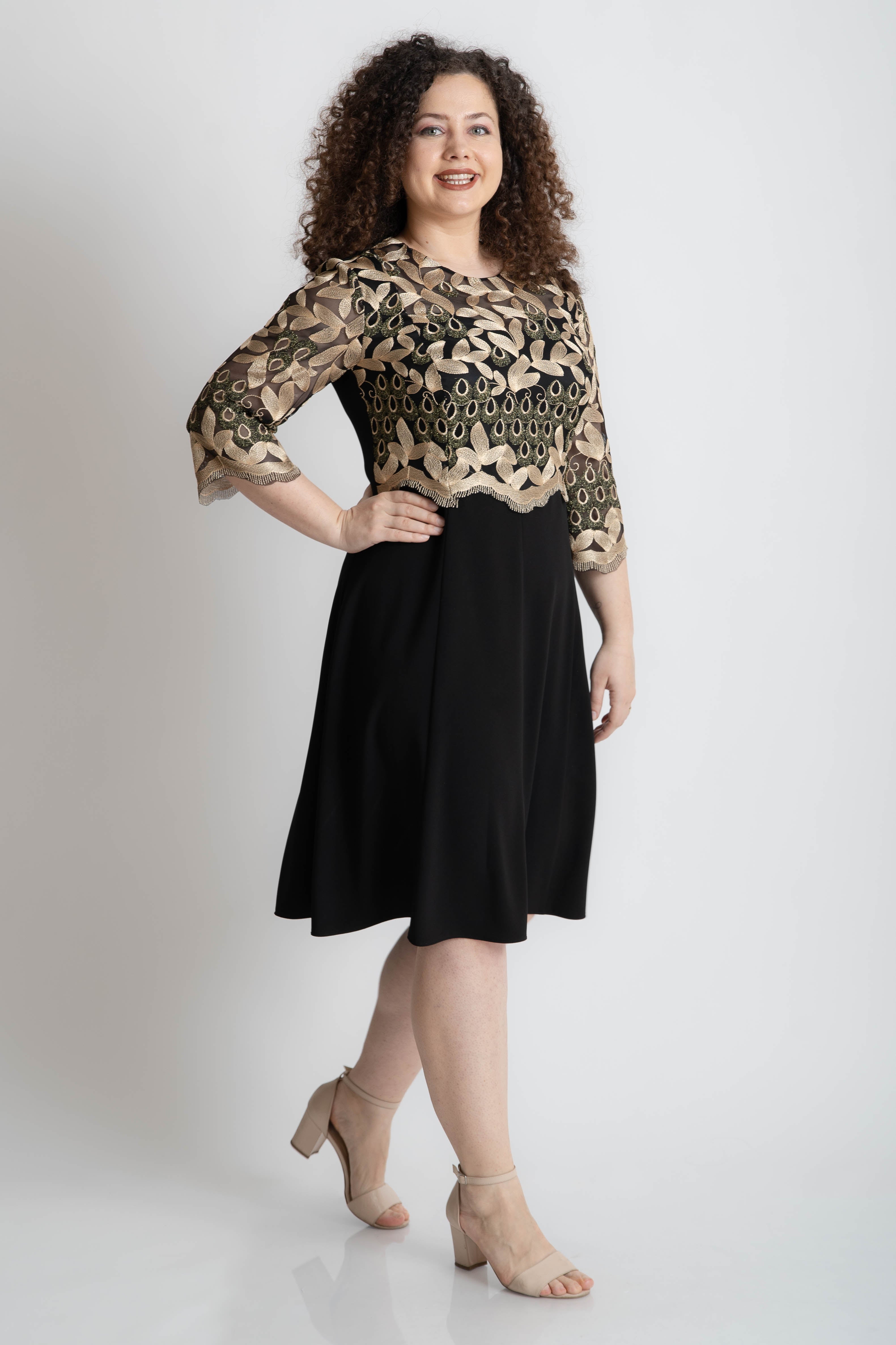 Rochie cu dantelă în partea de sus, neagra